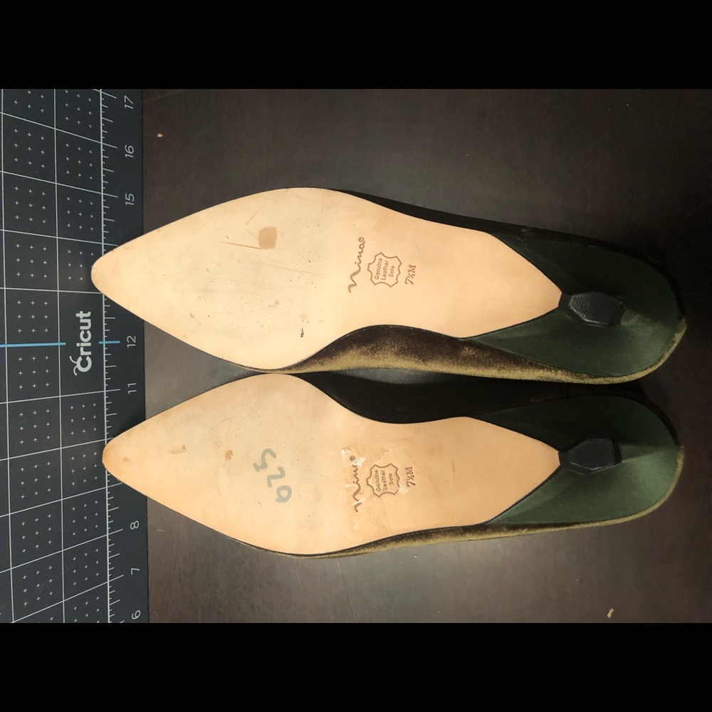 Nina velvet flats with slight heel. - Picture 5 of 5